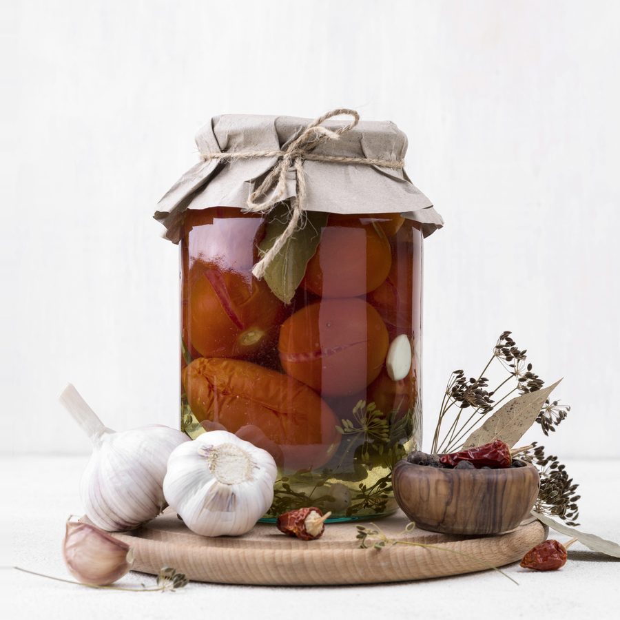 Frasco de vegetales encurtidos con ajo y especias
